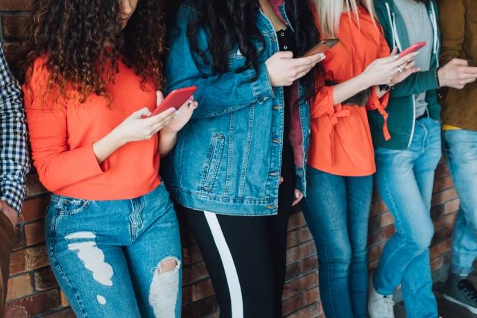 Jóvenes, adolescentes, teléfono móvil, redes sociales